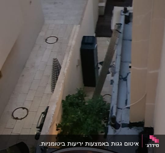 חלקי גג עם איטום, צינורות ואביזרים נוספים